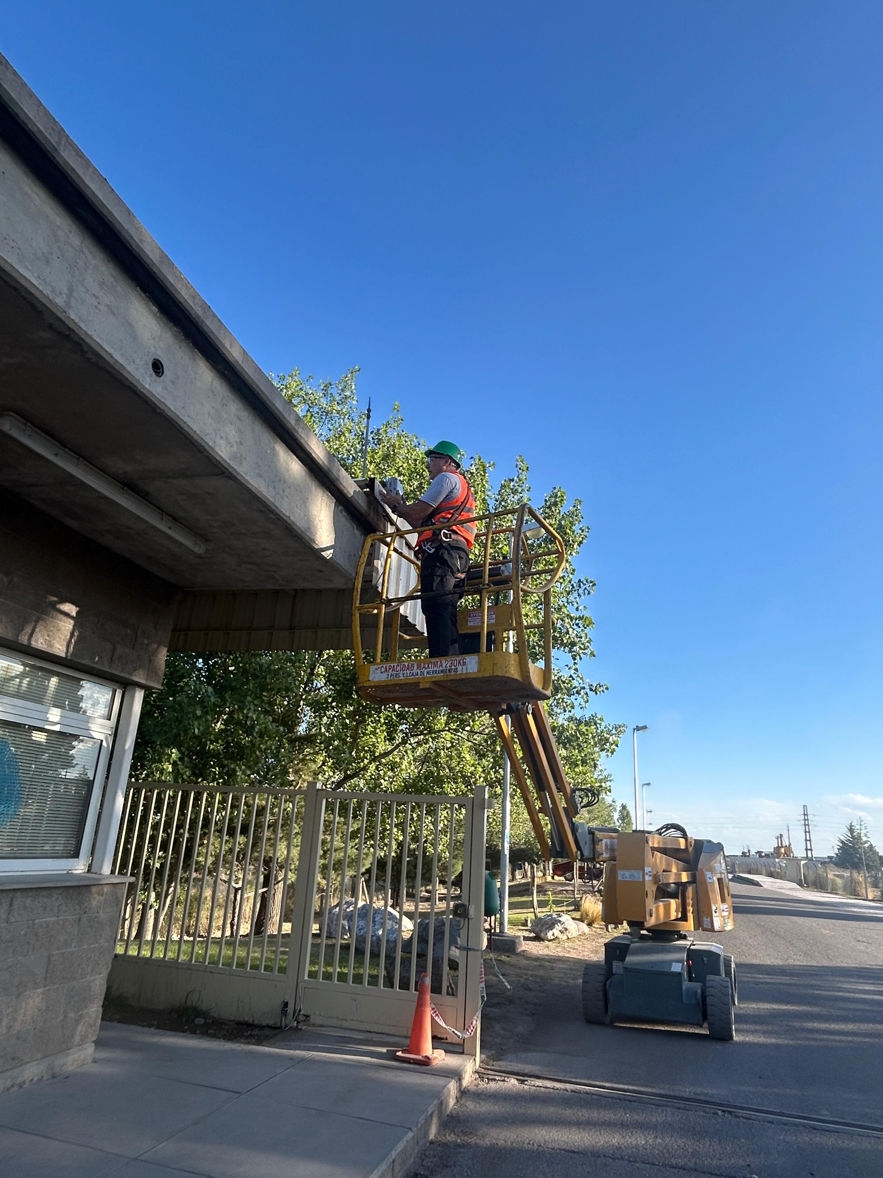 Instalación de cámara de seguridad en altura