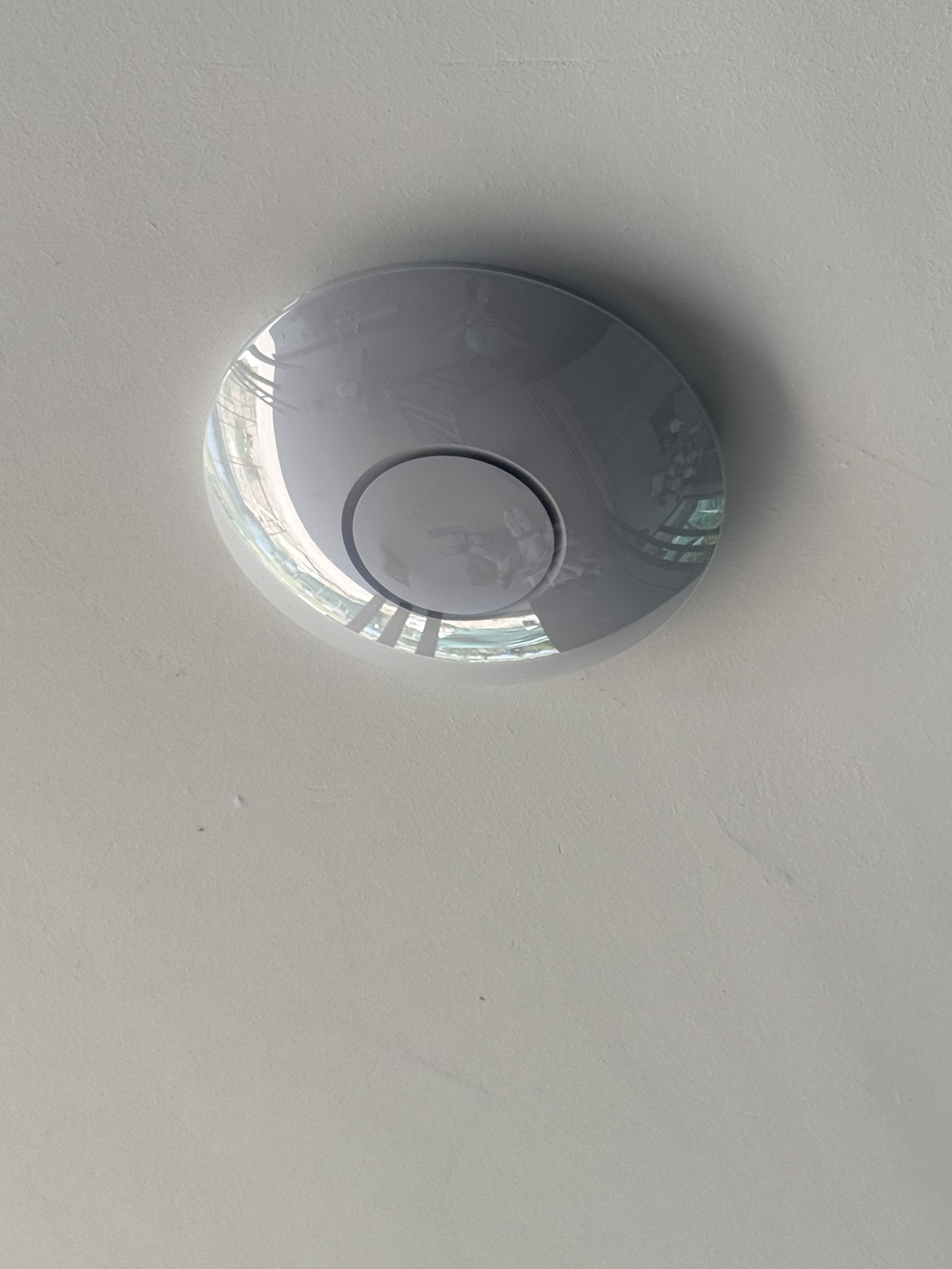 Access point Ubiquiti instalado en cielorraso